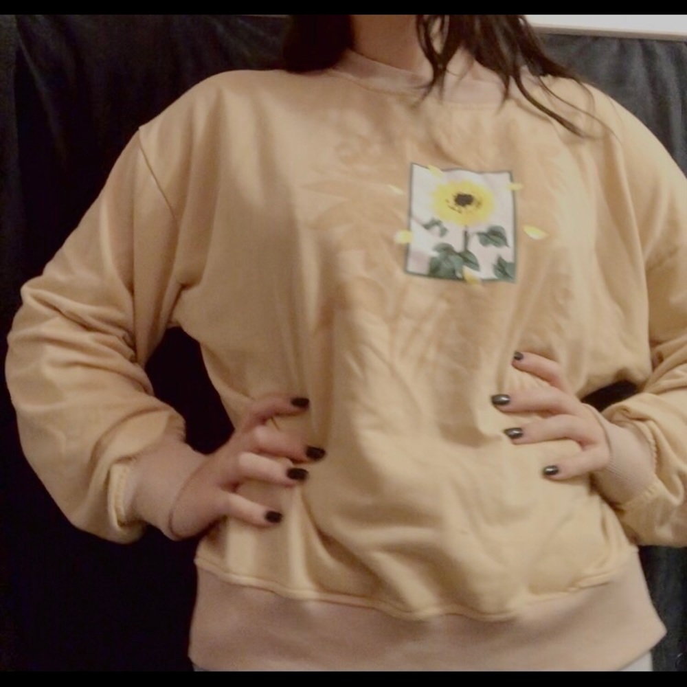 Super cute yellow sunflower crew neck.